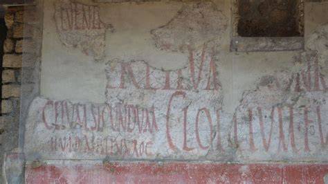 Pompeji ókori falának graffiti feliratai