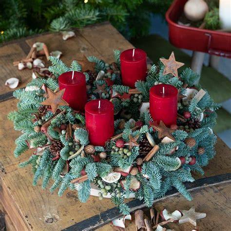 Adventi koszorú és karácsonyi dekorációk