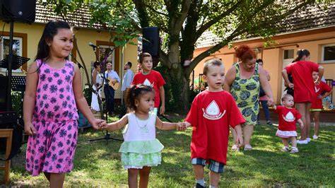Óvodások angolul énekelnek és játszanak