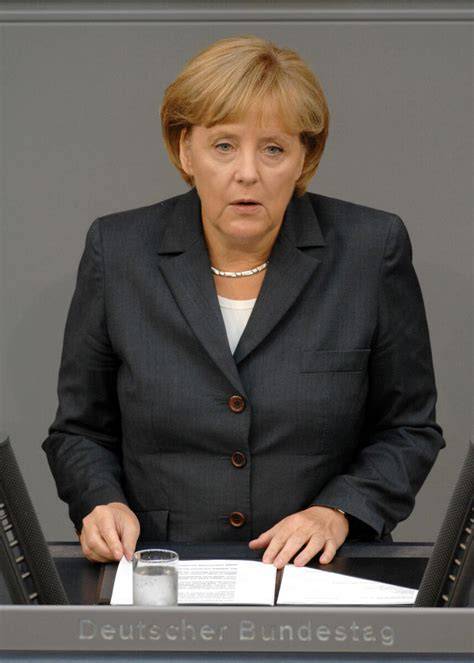 Angela Merkel portré a Bundestag előtt