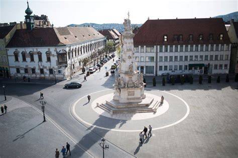 Szentháromság tér Baján