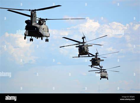 CH-47 Chinook és UH-60 Black Hawk helikopterek