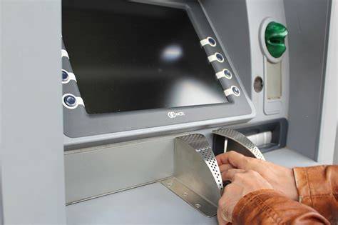 bankautomata használata bankkártyával
