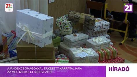 Gyerekek karácsonyi ünnepségen ajándékokkal