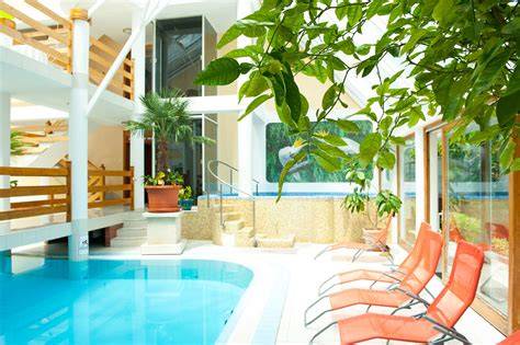 Hotel medence napernyőkkel Jesolóban