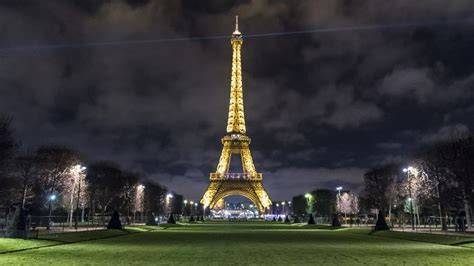 Eiffel-torony és Szajna éjszakai fényei