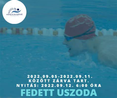 fedett uszoda medencével és úszósávokkal