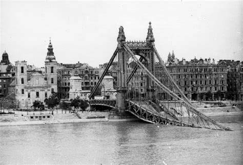Felrobbantott régi Erzsébet híd 1945