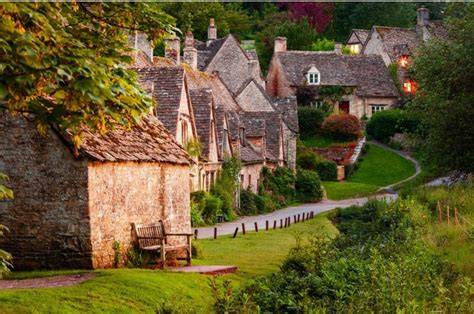 Cotswolds vidéki tája brit falvakkal