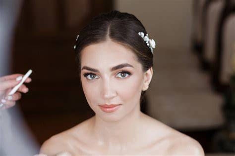 Glam stílusú elegáns smink és öltözék