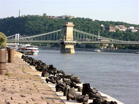 Budapest turistái a Duna-parton