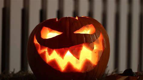 óvodások tököt faragnak Halloweenkor
