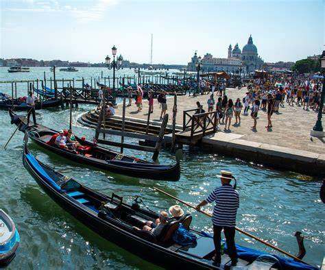 Velence gondola történelmi épületek
